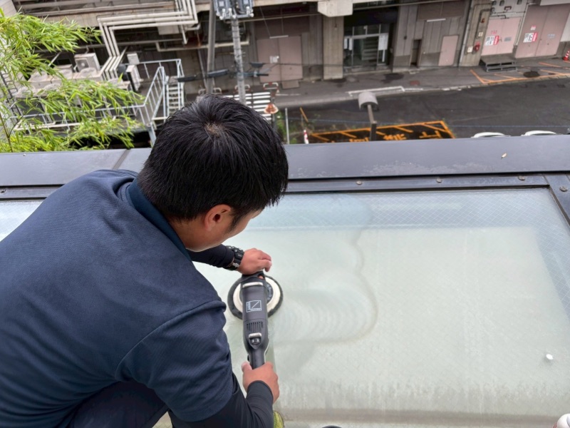 高崎市のホテルでロビー天井ガラスを再生研磨している作業風景