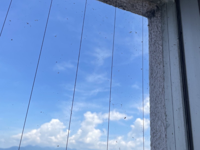高崎市の高所窓ガラスに汚れが付着した施工前の状態