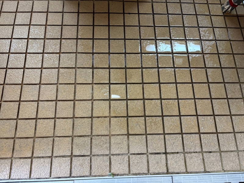 高崎市の高齢者施設大浴場で防滑処理を行う前の床面