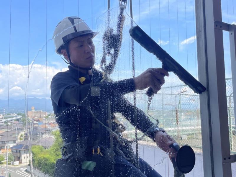高崎市で実施したロープアクセスによる高所窓ガラス清掃施工事例