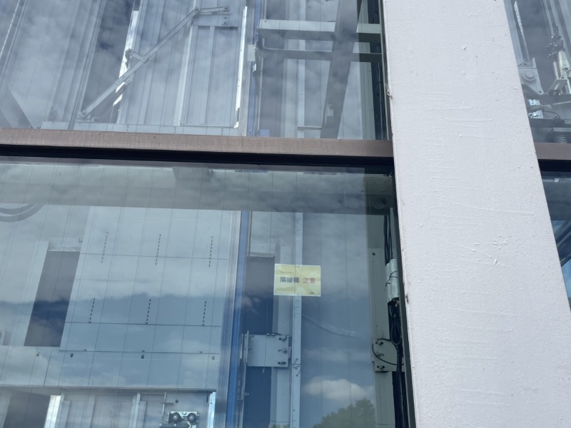 所沢市のホテルで高所窓ガラス清掃後に透明感が戻った状態